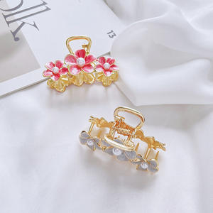 Vente en gros usine : Grande épingle à <span class=keywords><strong>cheveux</strong></span> rétro en alliage de zinc avec fleur de perles, style 'Sweet Headdress', avec plaque arrière et <span class=keywords><strong>filet</strong></span> à <span class=keywords><strong>cheveux</strong></span>, pour femmes, modèle populaire - Product Image 3