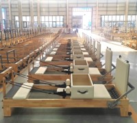 Machine de Pilates Reformer en bois, lit d'entraînement Pilates avec revêtement personnalisable et accessoires offerts