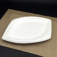 Vaisselle de restaurant en gros d'usine servant une grande assiette en mélamine blanche losange incassable de 14 pouces