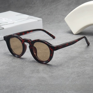 Occhiali da Sole Retrò con Montatura Completa Piccola in PC di Alta Qualità, Protezione UV400, Neri, Nuova Tendenza alla Moda Transfrontaliera per Uomini e Donne - Product Image 5