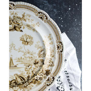 Vassoio Rotondo in Porcellana Inglese con Decorazione a Barca Grigia 32 cm - Product Image 2