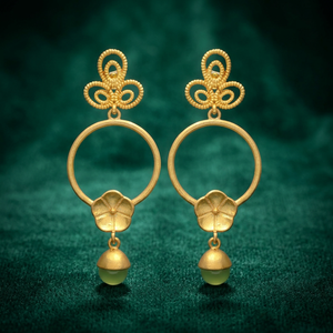 Boucles d'oreilles clous en laiton faites à la main avec perles, plaquées argent, classiques pour les soirées - Product Image 2