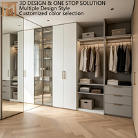 Armoire Walk-in Crème Blanche avec Portes Miroir et Vitrine en Verre à Cadre en Cuivre Antique Fin