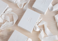 Boîte en velours magnétique rigide en papier pliable avec logo en relief personnalisé pour l'emballage des petites entreprises, boîtes cadeaux en daim