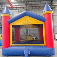 Château gonflable de style château traditionnel, rouge, bleu, jaune, avec filet de sécurité pour la location lors de fêtes d'anniversaire