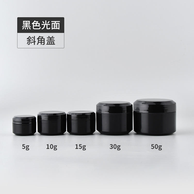 มุมเอียงสีดำมันวาว