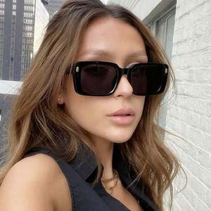 Vente en gros de lunettes de soleil personnalisées à la mode, couleur bonbon, style punk, petite monture carrée, lunettes de soleil pour femmes - Product Image 4