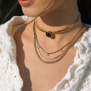 <span class=keywords><strong>Collana</strong></span> Girocollo da Donna in Acciaio Inossidabile all'Ingrosso, Catena Tubogas Placcata Oro <span class=keywords><strong>con</strong></span> Cabochon in Resina Ambrata Marrone - Product Image 3