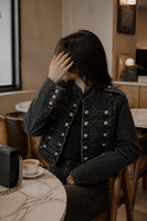 Veste en jean d'été pour femme, noire délavée, courte, respirante, avec détails de boutons argentés métallisés aux épaules