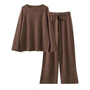 Conjunto de punto para mujer: suéter de cuello redondo con mangas acampanadas y pantalones anchos con cordón, conjunto de dos piezas con logo personalizado - Product Image 2