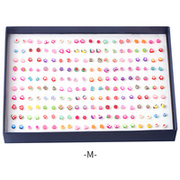 Pendientes de botón de dibujos animados variados al por mayor, set a granel de aretes coloridos de resina y arcilla con diseños de animales, frutas, flores y corazones para mujer y niña