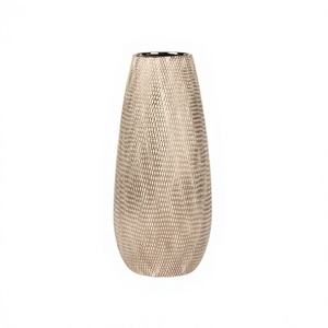 Vase décoratif en aluminium au design classique, de qualité supérieure, taille et forme personnalisées, pour la table. - Product Image 1