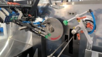 Machine automatique de mise en carton verticale haute précision pour sachets, sachets stick, boîtes, en plastique/papier/film/feuille, pour petite ligne d'emballage en carton