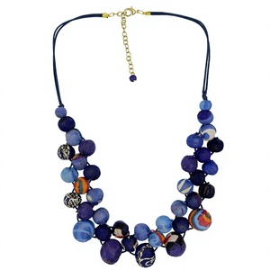 Collier ras du cou multicouche bohème en résine perlée fait main, coloré, africain, unisexe, avec chaîne à billes noires et blanches - Product Image 4