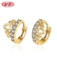 Vente en gros Bijoux mixtes pour femmes Boucles d'oreilles créoles Moisanit Huggie plaquées or 18 ct de Dubaï