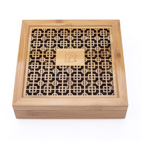 Boîte d'emballage personnalisable en bois rectangulaire de luxe gravée au laser et sérigraphiée pour chocolats et bonbons, fabriquée à la main à Djeddah, Arabie Saoudite