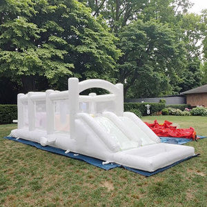 Carrera de obstáculos inflable de PVC blanco comercial para niños y adultos obstáculos para deportes al aire libre con tobogán incluye soplador - Product Image 1