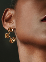 Pendientes Escultóricos Ondulados de Latón Chapado en Oro de 18K, Pendientes Colgantes con Cinta Curva Geométrica y Atrevida para Mujer, Ideales para Fiestas
