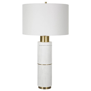 Lampe de table moderne neutre en forme de cylindre côtelé blanc avec accents en laiton |   Éclairage Minimaliste et Élégant pour Chambre d'Hôtel et Bureau - Product Image 1