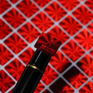 Etiquetas de Embalaje Personalizadas al por Mayor de Fábrica, Etiquetas Adhesivas de Película Arcoíris Desechables, Etiquetas Holográficas Láser UV para Velas, Vino y Manualidades - Product Image 1