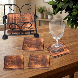 Juego de Posavasos de Madera con Grabado Floral, Soporte de Hierro, Hechos a Mano, Estilo Rústico, Decoración Vintage para Mesa de Hogar, Juego de 5 Posavasos - Product Image 1