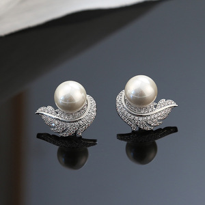 Boucles d'oreilles rondes en plumes pour femmes, design inspiré de la nature, accessoires d'oreille pour un usage quotidien - Product Image 3