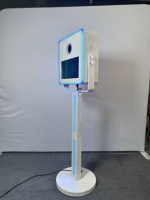 Photomaton en métal avec écran tactile réglable à 15,6 pouces, bande lumineuse LED et appareil photo reflex numérique pour les mariages, les fêtes et les événements de location