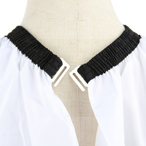 Capa de Peluquería Blanca con Diseño Retro de Calaveras, Antiadherente, para Uso en Salón de Belleza - Product Image 3