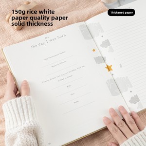 <span class=keywords><strong>Carnet</strong></span> <span class=keywords><strong>de</strong></span> suivi <span class=keywords><strong>de</strong></span> croissance pour bébé B5 - Journal et livre <span class=keywords><strong>de</strong></span> souvenirs personnalisés en tissu rigide avec reliure à cheval et impression <span class=keywords><strong>de</strong></span> logo en feuille d'aluminium - Cadeau - Product Image 3