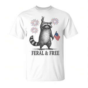 Camiseta Feral And Free Raccoon con diseño de bandera de Estados Unidos del 4 de julio, manga corta, cuello redondo, unisex, para adultos, promocional - Product Image 2