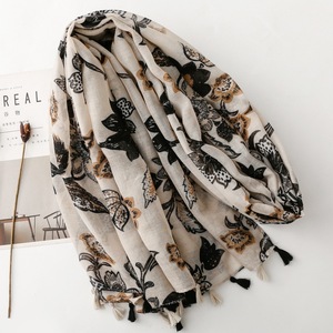 Sciarpe Eleganti Nere e Beige con Motivo Floreale Stampato, con Nappe, Morbide, Leggere e Traspiranti, Copricapo per Donne - Product Image 2