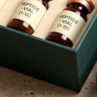 Boîte rigide personnalisée avec couvercle et base verts pour 12 flacons de peptides, logo estampé à chaud sur éponge