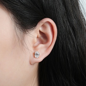 Pendientes de botón unisex de moda al por mayor, chapados en oro de 14k, con circonita cúbica de corte ovalado de 5*7mm, joyería diaria de tendencia. - Product Image 5