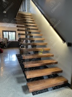 Solution d'escalier droit en bois sur mesure CBMmart pour l'architecture moderne