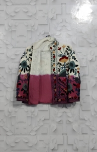 Veste en velours noir brodée, écologique, style bohème, Suzani, avec bordure en fourrure de mouton, design floral fait main, cadeau unique pour elle - Product Image 2