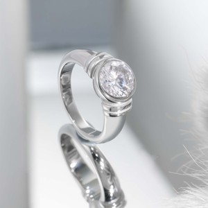 แหวนสแตนเลสสตีลสองสี ทองและเงิน ชุบทอง 18K ประดับเพชรซิคอนทรงกลม ดีไซน์หรูหราแบบเรโทร เหมาะสำหรับใส่ในชีวิตประจำวัน - Product Image 5