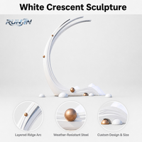Grande sculpture d'arche croissant d'extérieur en acier inoxydable blanc avec boule dorée, art métallique abstrait, pour place urbaine, monument, fabrication sur mesure