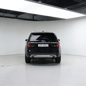 Ford Explorer modèle mai, SUV automatique spacieux 7 places, performance puissante, véhicule d'occasion en bon état, idéal pour l'exportation - Product Image 1