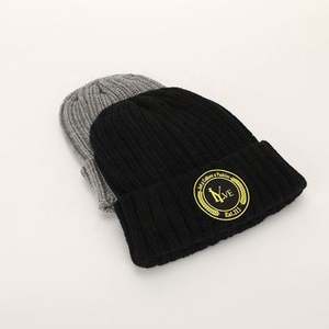 Gorros de Punto Unisex de Alta Calidad Personalizados para Hombre y Mujer, Gorro de Punto Cálido de Invierno con Parche de Cuero con Logotipo Teñido Liso, Estilo Dobby Común - Product Image 2