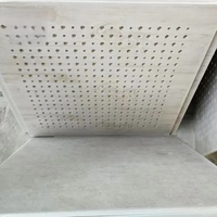Panneau de plâtre perforé de grande taille 2400x1200mm, panneau de plâtre absorbant le son pour la décoration des plafonds et des murs