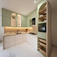 Vermonhouzz Armoires de cuisine modernes sur mesure en deux tons vert matcha et blanc sans poignées en forme de L avec armoire murale en verre cintrée
