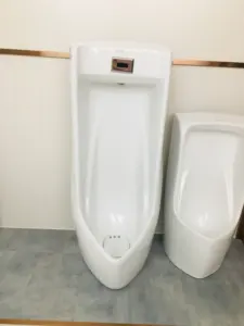 Çin tedarikçisi banyo seramik duvara monte erkekler pissing tuvalet pisuar porselen tuvalet seramik wc pisuar duvar montaj pisuar