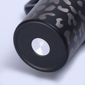 Vaso Térmico de 40oz con Estampado de Leopardo, Asa y Pajita - Elegante Taza Aislada para Promociones en Movimiento - Product Image 4