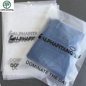 Sacs en plastique à fermeture éclair pour vêtements en gros avec impression en gravure, finition mate, logo personnalisé pour l'emballage de chaussettes, chaussures et fourrures - Product Image 2