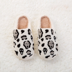 Pantoufles <span class=keywords><strong>Femme</strong></span> Dames Grossistes Personnalisé Maison Halloween pantoufles Design Peluche Hiver Maison floue Pantoufles à Fourrure pour Femmes - Product Image 5