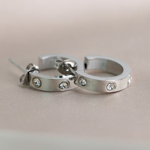 Boucles d'oreilles Huggie 4 mm en acier inoxydable plaqué or, incrustées de strass en forme de U, bijoux de mode - Product Image 4