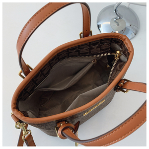 奢华设计师字母组合手提包高端单肩斜挎包大容量商务休闲，由高品质聚氨酯制成 - Product Image 4