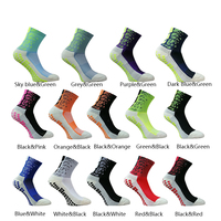 Vente en gros de chaussettes noires de football pour hommes, chaussettes antidérapantes longues de football personnalisées