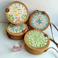 Женская сумка из ротанга