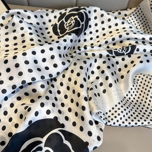 Vendita calda in bianco e <span class=keywords><strong>nero</strong></span> motivo a punti di <span class=keywords><strong>seta</strong></span> sciarpe per la testa da donna in <span class=keywords><strong>seta</strong></span> leggera sciarpa da spiaggia in poliestere scialli da spiaggia - Product Image 3